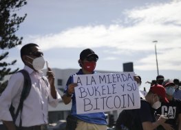 Salvadoreans protesting cryptocurrency