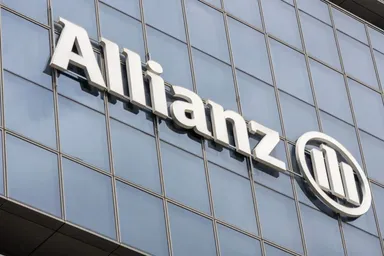 Allianz-Logo auf der Glasfassade eines modernen Bürogebäudes