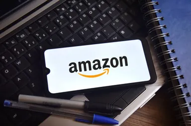 Smartphone affichant le logo Amazon posé sur un bureau