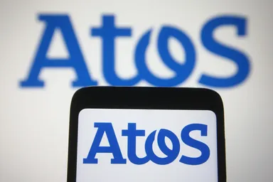 Logo Atos affiché sur un écran de smartphone avec un logo Atos flou en arrière-plan