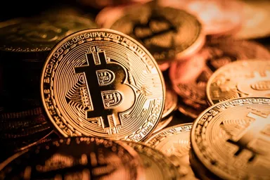 Primo piano di monete fisiche Bitcoin di colore dorato