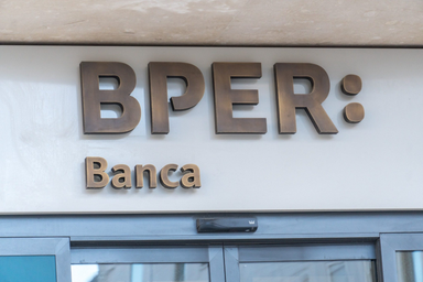 Insegna BPER Banca sopra l'ingresso di una filiale bancaria