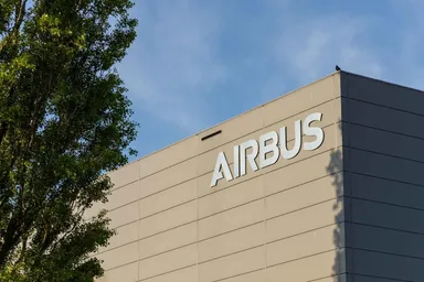 Airbus-Logo an der Außenfassade eines modernen Industriegebäudes