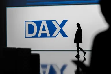 Ein großer Bildschirm zeigt das DAX-Index-Logo