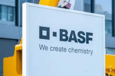 BASF-Firmenlogo vor einem modernen Bürogebäude
