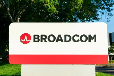 Broadcom-Logo auf einem großen Außenschild vor einem begrünten Firmengelände