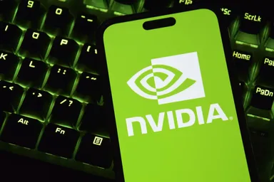Smartphone zeigt das NVIDIA-Logo auf einem leuchtend grünen Bildschirm