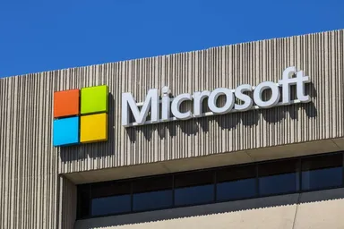 Logo Microsoft esposto sull'esterno di un moderno edificio per uffici