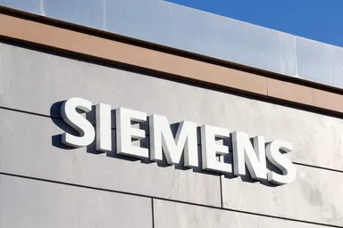 Siemens-Logo an der Außenwand eines modernen Gebäudes