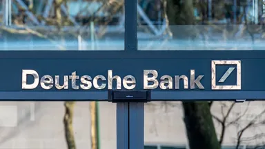 Deutsche Bank Logo am Eingang eines Bankgebäudes