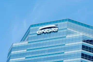 Logo ENGIE affiché sur la façade d'un immeuble de bureaux moderne en verre