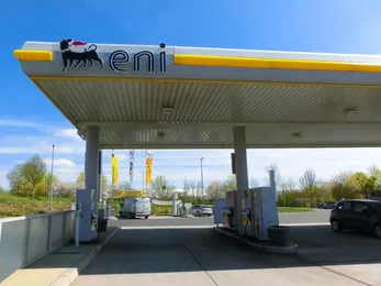 Pensilina di una stazione di servizio Eni con pompe di carburante