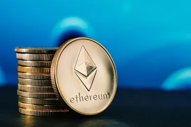 Ethereum-Kryptowährungsmünze auf einem Münzstapel mit unscharfem blauen Hintergrund
