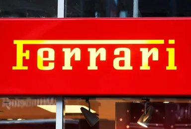 Logo Ferrari in giallo su insegna rossa di negozio