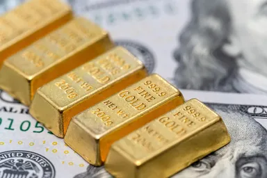 Primer plano de varias pequeñas barras de oro marcadas 