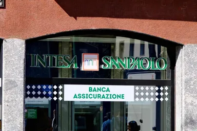 Ingresso di una filiale bancaria Intesa Sanpaolo