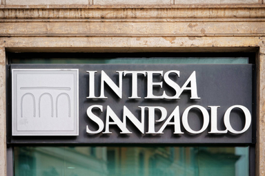 Insegna della banca Intesa Sanpaolo sulla facciata di un edificio