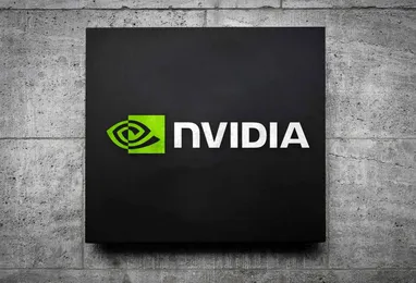 Logo NVIDIA visualizzato su un'insegna nera montata su un muro di cemento
