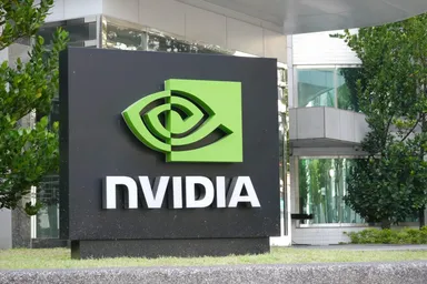 Logo NVIDIA all'esterno di un moderno edificio per uffici