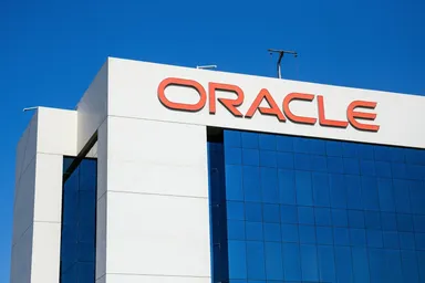 Logo Oracle esposto sull'esterno di un moderno edificio per uffici