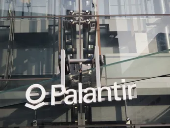 Logo Palantir sur la façade vitrée d'un immeuble