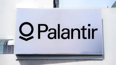 Palantir-Logo auf einem großen weißen Schild an einer Gebäudefassade.