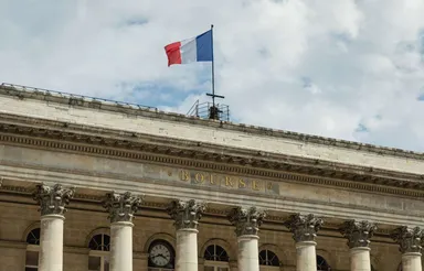 Bâtiment de la bourse, avec le drapeau français au-dessus de la façade