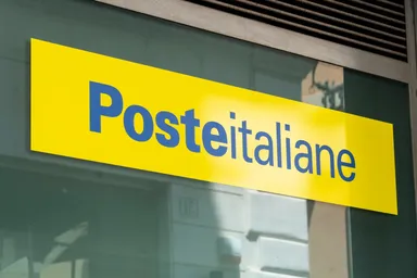 Logo di Poste Italiane su una facciata, rappresentante il gruppo italiano attivo nei servizi finanziari e postali