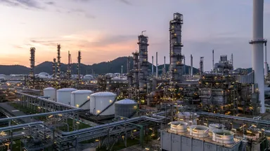 黃昏時分的大型煉油廠與能源基礎設施全景