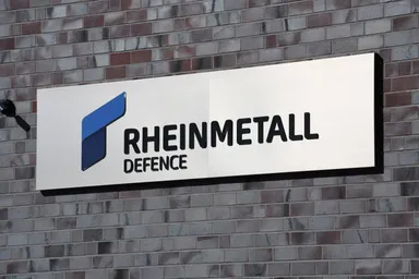 Rheinmetall Defence Logo auf einem Schild an einer Backsteinmauer