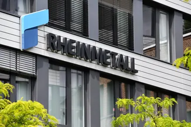 Rheinmetall-Logo an der Fassade eines modernen Bürogebäudes