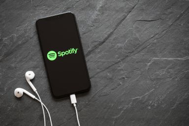 Spotify-Logo auf dem Bildschirm.