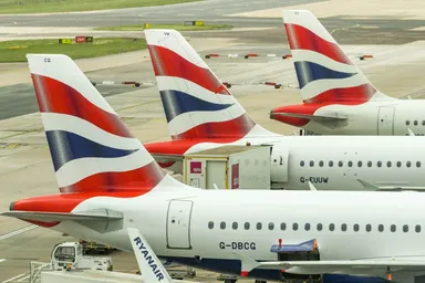 Colas de aviones de British Airways en una puerta de aeropuerto