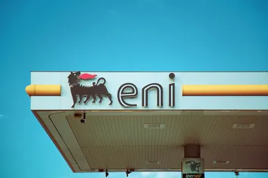 Logo Eni sulla pensilina di una stazione di servizio visto dal basso.