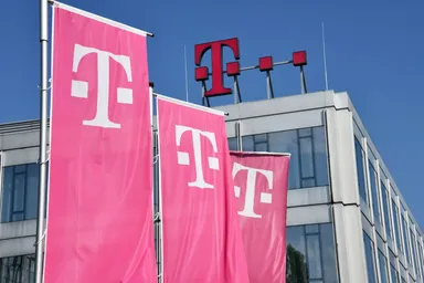 Deutsche Telekom Flaggen und Logo an moderner Bürogebäudefassade