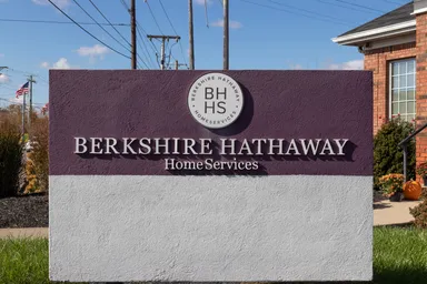 Berkshire Hathaway HomeServices Schild vor einem Bürogebäude.