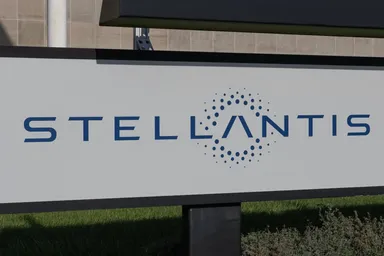 Insegna aziendale Stellantis all'esterno di un edificio per uffici