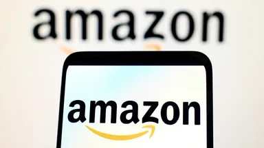 Amazon-Logo auf einem Smartphone-Bildschirm mit verschwommenem Amazon-Logo im Hintergrund