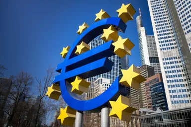 Il simbolo dell’euro davanti alla sede della Banca Centrale Europea a Francoforte, in Germania