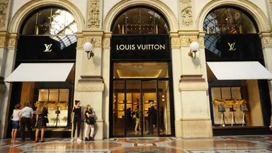 Louis Vuitton Einzelhandelsgeschäft, das die LVMH-Luxusgruppe repräsentiert.