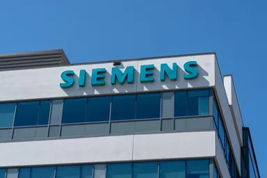 Siemens-Logo an der Außenfassade eines modernen Bürogebäudes