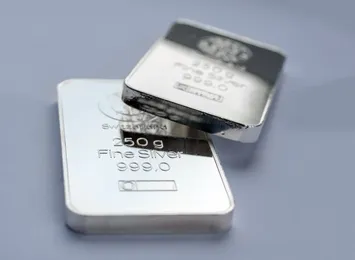 Deux lingots d'argent empilés marqués « 250 g Fine Silver 999.0 »