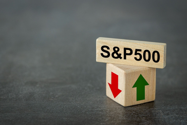 Wooden blocks displaying “S&P 500” with a red downward arrow and a green upward arrow