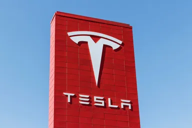 Tesla-Logo auf rotem Pylon