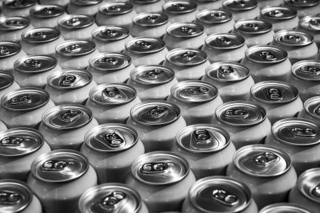 Rows of aluminium beverage cans