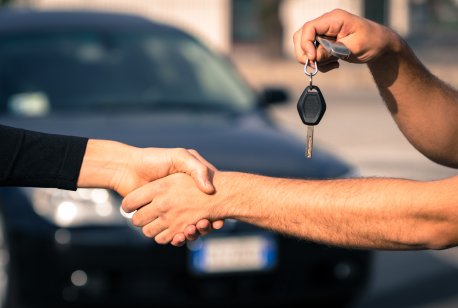 Motorpoint People shaking hands and handing over car keys