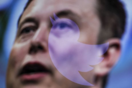 A image of Elon Musk and the Twitter logo 
