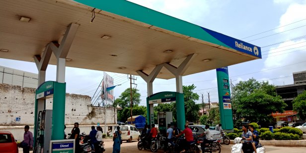 Crowd at a Reliance petrol pump in Katni district of Madhya Pradesh in India