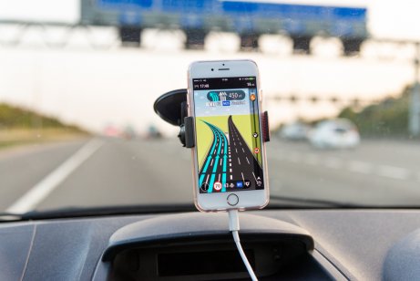 TomTom GPS app on Apple iPhone stuck to car windscreen