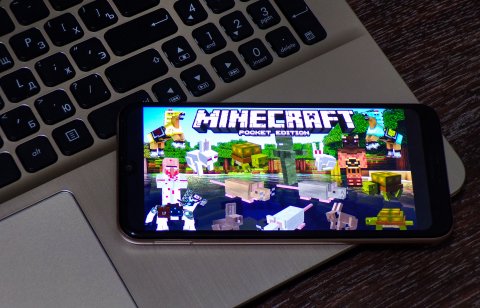 Mobile game Minecraft Pocket Edition on the smartphone screen